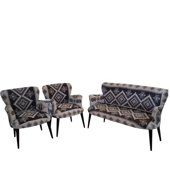 TRADITIONAL RUG DESIGN LOUNGE CHAIR