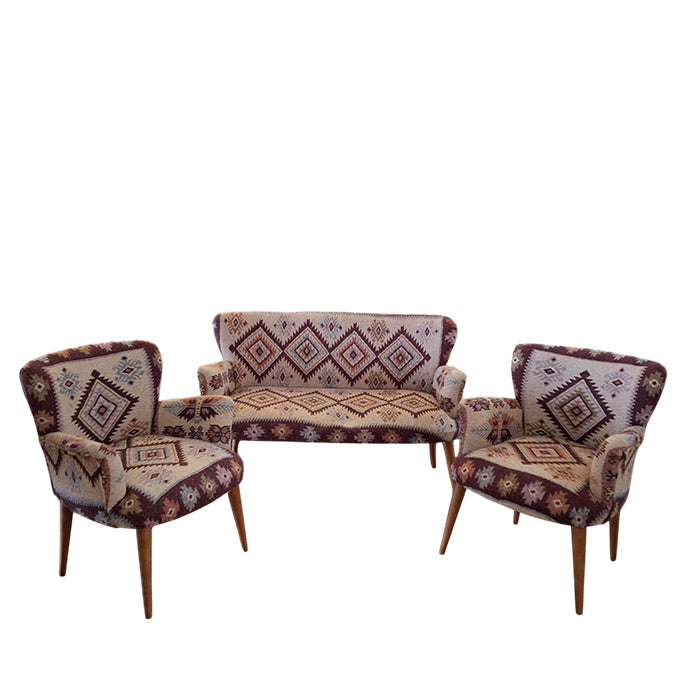 TRADITIONAL RUG DESIGN LOUNGE CHAIR